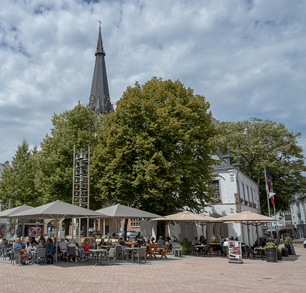 Blick auf das Zentrum von Erkelenz mit Gastronomie und Kirche im Hintergrund